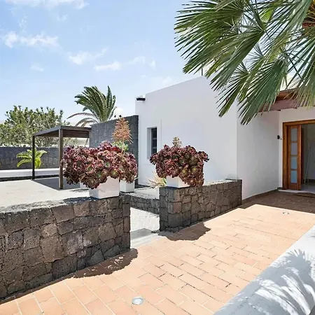 Villa Villa: Beachside Retreat With Pool & Wi-fi