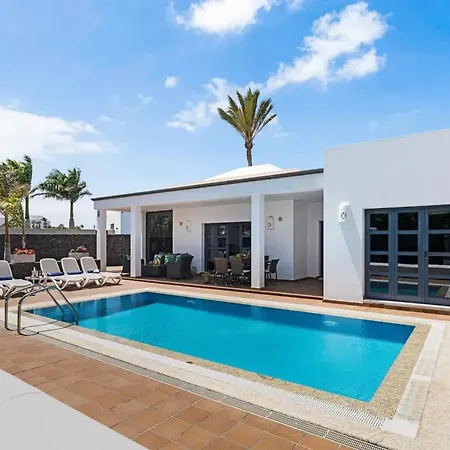 Villa: Beachside Retreat With Pool & Wi-fi *