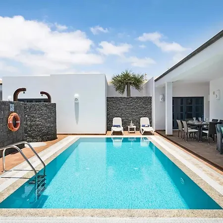 Villa: Beachside Retreat With Pool & Wi-fi *