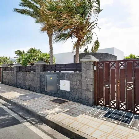 Villa: Beachside Retreat With Pool & Wi-fi Villa Playa Blanca (Lanzarote)