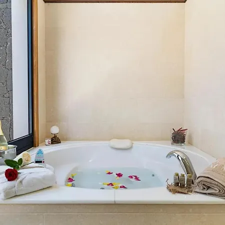 Villa: Beachside Retreat With Pool & Wi-fi Villa Playa Blanca (Lanzarote)