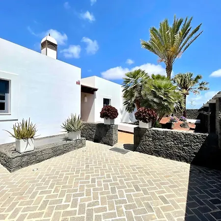 Villa Villa: Beachside Retreat With Pool & Wi-fi Playa Blanca (Lanzarote)