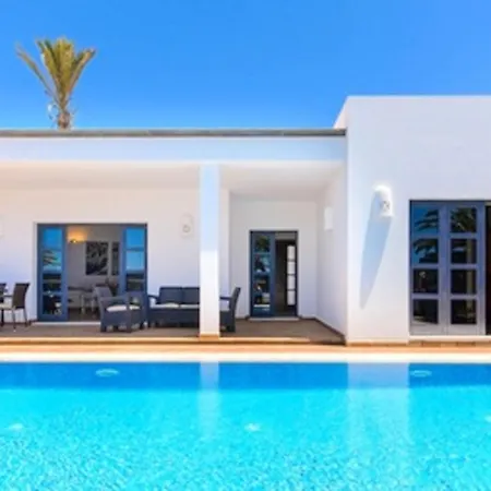 Villa Villa: Beachside Retreat With Pool & Wi-fi Playa Blanca (Lanzarote)