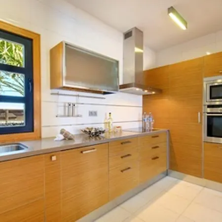 Villa: Beachside Retreat With Pool & Wi-fi *