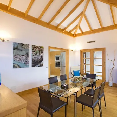 Villa Villa: Beachside Retreat With Pool & Wi-fi