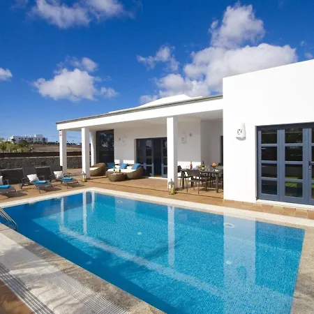 Villa: Beachside Retreat With Pool & Wi-fi * Playa Blanca (Lanzarote)
