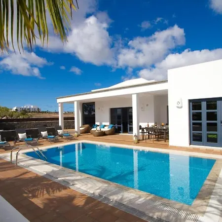 Villa: Beachside Retreat With Pool & Wi-fi * Playa Blanca (Lanzarote)