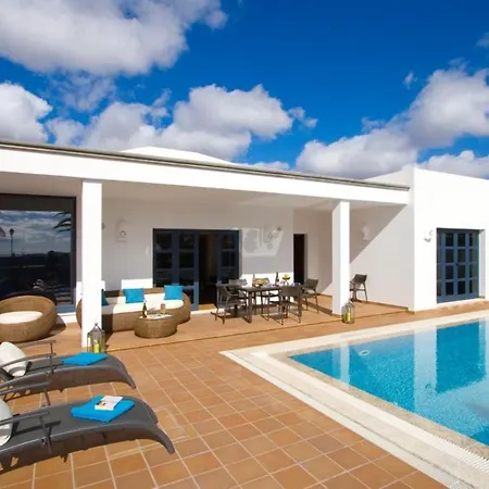 Villa: Beachside Retreat With Pool & Wi-fi Playa Blanca (Lanzarote)