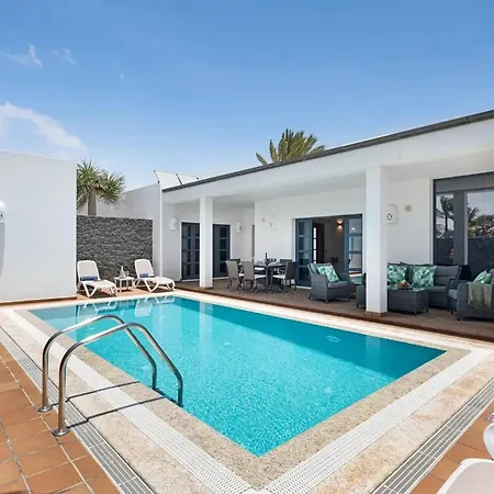 Villa: Beachside Retreat With Pool & Wi-fi * Playa Blanca (Lanzarote)