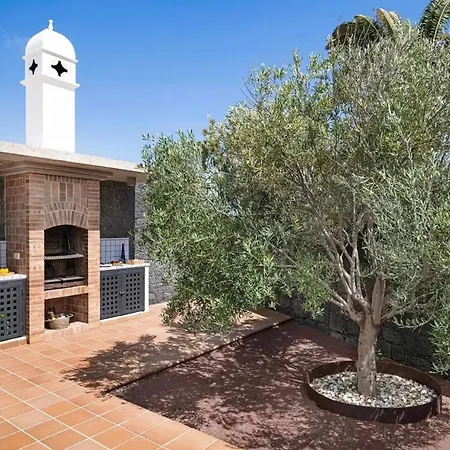 Villa: Beachside Retreat With Pool & Wi-fi Playa Blanca (Lanzarote)