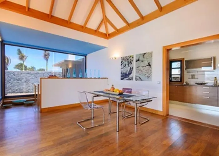 Villa Villa: Beachside Retreat With Pool & Wi-fi