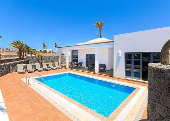 Villa: Beachside Retreat With Pool & Wi-fi * Playa Blanca (Lanzarote)