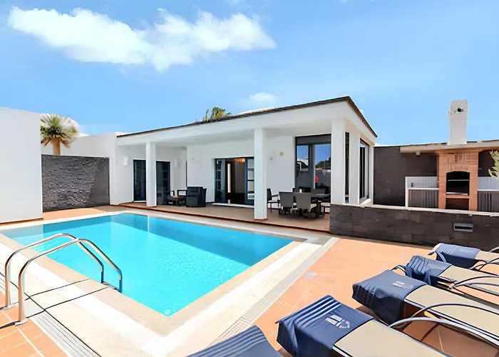 Villa: Beachside Retreat With Pool & Wi-fi *