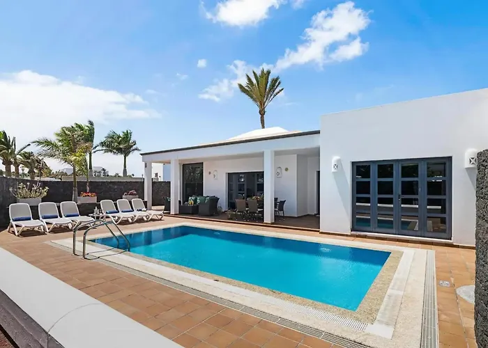 Villa: Beachside Retreat With Pool & Wi-fi *