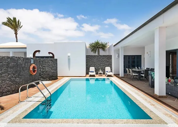 Villa: Beachside Retreat With Pool & Wi-fi *