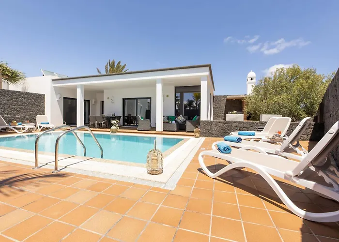 Villa: Beachside Retreat With Pool & Wi-fi *