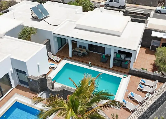 Villa: Beachside Retreat With Pool & Wi-fi
