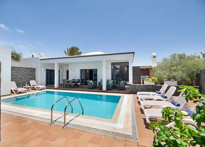 Villa Villa: Beachside Retreat With Pool & Wi-fi Playa Blanca (Lanzarote)