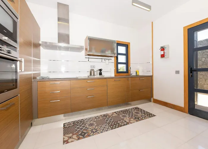 Villa: Beachside Retreat With Pool & Wi-fi *