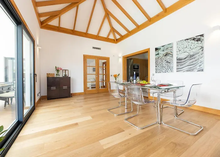 Villa: Beachside Retreat With Pool & Wi-fi