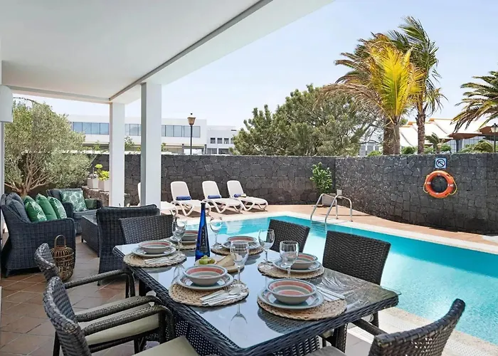 Villa Villa: Beachside Retreat With Pool & Wi-fi *